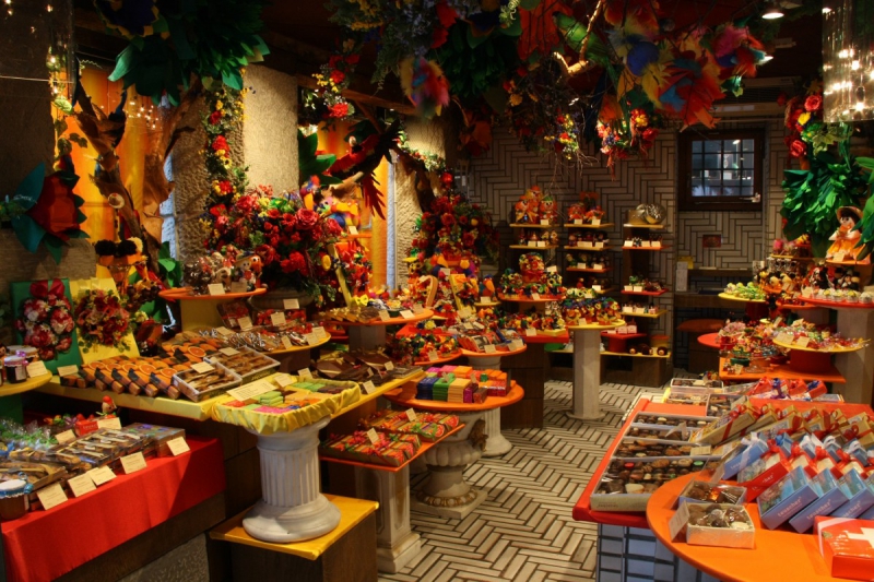 vitrine-BRIGNOLES-min_candy_store_chocolate_shop_chocolate_switzerland-393515