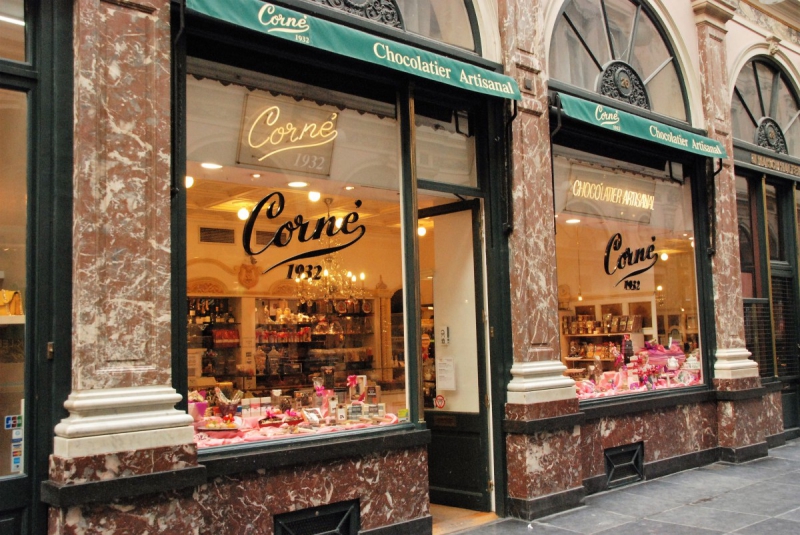 vitrine-BRIGNOLES-min_chocolate_chocolaterie_shop_luxury_chic_gallery_brussels_belgium-558146